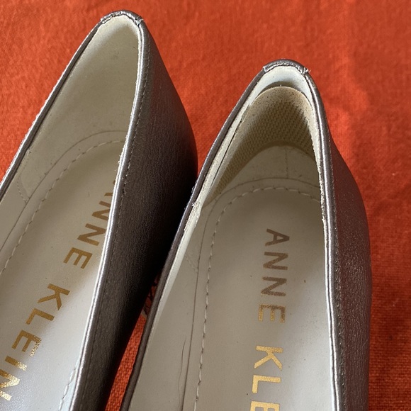 Anne Klein metallic taupe leather 1.5” heels. Worn once. EUC. - Picture 7 of 10